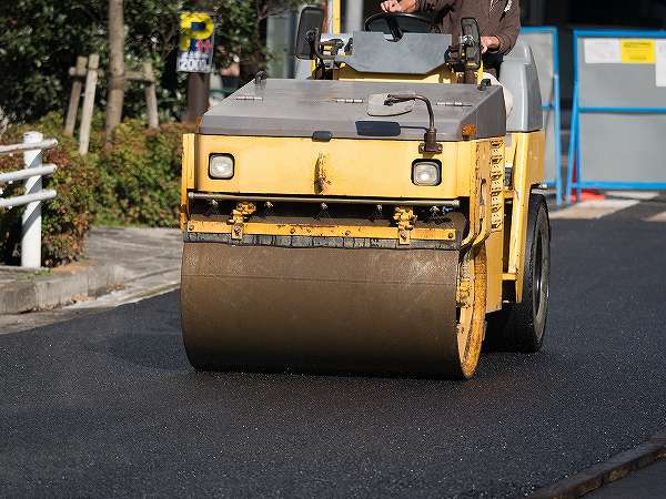 道路の安全を守る舗装工事の仕事